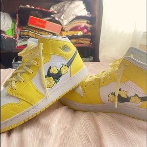 Jordan 1 Mid Dynamic Yellow Floral . size 7